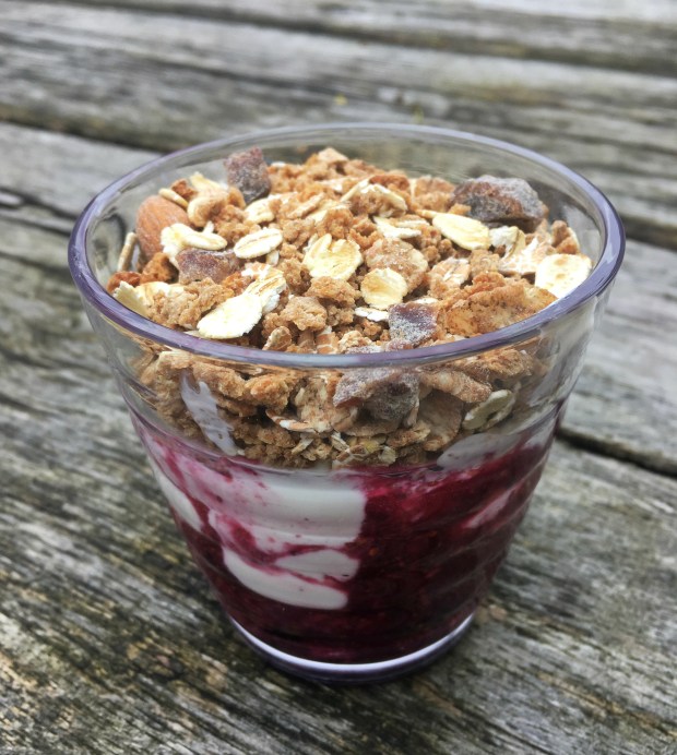layered muesli berry breakfast 